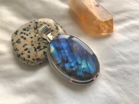 Labradorite Ansley Pendant - Large Oval